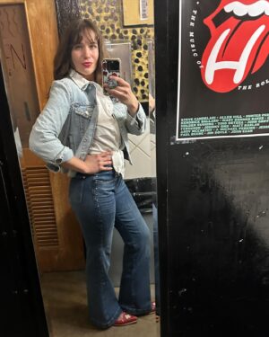 Lola Kirke Instagram - The road to the desert is LONG but at least we’re traveling in style. 
Thank you @7forallmankind for suiting us up! 
#7FAM #ad 👖❤️👖🤠👖❤️👖