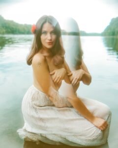 Lola Kirke Instagram - Happy valentines week ❤️ 📸 @mamahotdog 💋 @morganlindsaybeauty Skirt @geminola_nyc