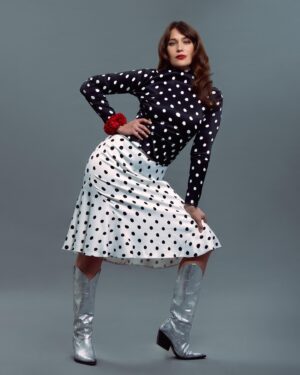 Lola Kirke Instagram - Here’s some more shots from my Country Curious interview with @eazytigermag a couple weeks ago 🐅

Photographer: BriAnne Wills @briannewills
Stylist: Doria Santlofer @doriasantlofer
Hair & makeup: Regina Harris @reginaharris
Cinematographer: Jon Gourlay @jongourlay
Photo assistant: Katy Andrascik @katyandrasci