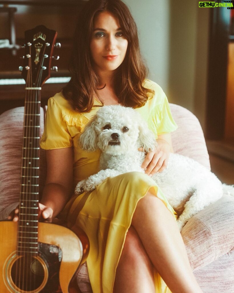 Lola Kirke Instagram - I share my house with my best friend but have you shared “My House” with yours? Tag them below! Stream “My House” at the link in bio!! 📸 @mamahotdog 💋 @morganlindsaybeauty 👗 @geminola_nyc