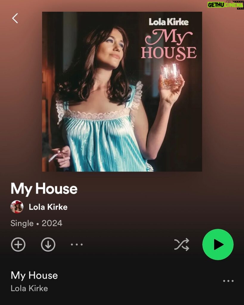 Lola Kirke Instagram - I share my house with my best friend but have you shared “My House” with yours? Tag them below! Stream “My House” at the link in bio!! 📸 @mamahotdog 💋 @morganlindsaybeauty 👗 @geminola_nyc