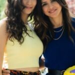 Lola Rodríguez Instagram - Por todas esas madres y padres que apoyan a sus hijes a luchar por sus sueños siempre. ❤️ #VestidasDeAzul en #atresplayer