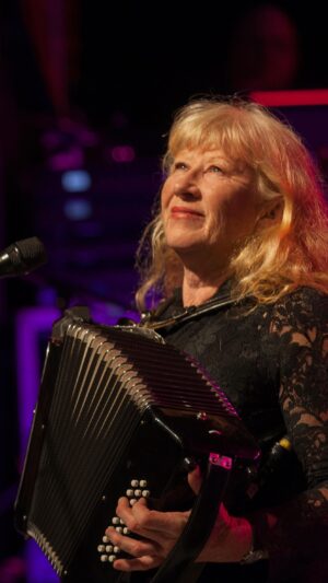 Loreena McKennitt Instagram - 𝗡𝗘𝗪 𝗔𝗟𝗕𝗨𝗠: The Road Back Home

𝘗𝘳𝘦-𝘰𝘳𝘥𝘦𝘳 𝘯𝘰𝘸 𝘧𝘳𝘰𝘮 𝘣𝘪𝘰 𝘭𝘪𝘯𝘬 @LoreenaMcKennitt
 
The album will be released March 8 and takes fans back to the early Celtic folk roots of her long and illustrious career.
 
The new album features 10 songs, including many Celtic favourites that have remained unrecorded by Loreena until now.  The Road Back Home was recorded during the summer of 2023 during her performances at four folk festivals in Ontario. The creative bursts of energy and inspired spontaneity characteristic of the folk circuit are in full bloom on this album.
 
The exclusive pre-sale offer made available to members of the Loreena McKennitt Community included a limited number of personally-signed post cards by Loreena, which due to a wildly enthusiastic response are now all gone in some areas.