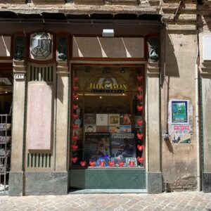 Loreena McKennitt Instagram - CD and Vinyl shopping at Juke Box Macerata 🇮🇹 #Italy #Italia #SupportLocal #BuyLocal #LMLostSoulsTour 
Ticket link from BIO

July 24 - #Macerata (Tonight)
July 25 - #OstiaAntica #Rome #Roma
July 26 - #Molfetta #Bari 
July 28 - #Cervere

Photo 📸 @markmccauley