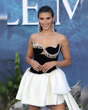 Lorena Andrea Instagram - Pearls for London @disneylittlemermaid 🐚

Glam magic 🪄

Styling @shaquillerw 
Hair @rosskwan 
Makeup @taliasparrowmakeup 
Nails @imarninails