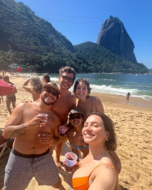 Lorena Comparato Instagram - Ela tá de cabelinho novo ela 💙 e morrendo de saudades do paulista mais carioca de Los Angeles @arthurdeucher