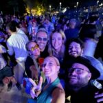 Lorena Comparato Instagram - Sempre @QUEREMOS ♥️ que festival FANTÁSTICO . que noite maravilhosa !!! que SHOWS e quantas pessoas queridas encontrei: minha vizinha igualmente cheia de histórias e vício em trabalho, meu futuro par romântico preferido, minha chará bff que não conhecia pessoalmente e seu marido satisfação, meu par romântico eterno, minha irmã de Paraty, a baiana mais carioca, a carioca mais baiana, minha mama atriz, o casal do carnaval, minha ídola de adolescente, um dos melhores RPs do Brasil com sabre de luz, o DJAVAN e tantas outras pessoas especiais. Vocês conseguem adivinhar quem sao?! Foi Inesquecível! thanks @galvaoleo✨