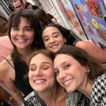Lorena Comparato Instagram - Uma delícia de espetáculo 🩵 com uma das melhores companhias minha afilhada @flora.cronemberger ✨ o espetáculo @kafkabonecaviajante vai em Maio para Curitiba, Goiânia, Belém e Fortaleza !!! Não deixem de assistir !!! @alessandramaestrini @carolgarciabarbolo @lilianvaleska @andre_dias estão arrasando !!! Parabéns @rafaelprimot @joaofonsek1 @tonylucchesi e TODA EQUIPE !!! 🎭 e a ida pro @shoppingdagavea me fez voltar a infância vendo a @enfimenfant e @livraria_malasartes ♥️ e ainda fui confundida com Carol Garcia !!! Hahahah uma honra !!!