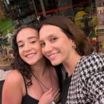 Lorena Comparato Instagram - Uma delícia de espetáculo 🩵 com uma das melhores companhias minha afilhada @flora.cronemberger ✨ o espetáculo @kafkabonecaviajante vai em Maio para Curitiba, Goiânia, Belém e Fortaleza !!! Não deixem de assistir !!! @alessandramaestrini @carolgarciabarbolo @lilianvaleska @andre_dias estão arrasando !!! Parabéns @rafaelprimot @joaofonsek1 @tonylucchesi e TODA EQUIPE !!! 🎭 e a ida pro @shoppingdagavea me fez voltar a infância vendo a @enfimenfant e @livraria_malasartes ♥️ e ainda fui confundida com Carol Garcia !!! Hahahah uma honra !!!