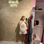 Lorena Comparato Instagram - @mood4us 👗✨🍾 você já alugou vestido?! Mas eu aposto que você já gastou fortunas num vestido e acabou nem usando mais tentas vezes. Eu amo alugar. AMIGA! Olha isso! TODA vez que eu vou na Mood parece que eu to entrando numa loja nova, ao mesmo tempo com uma sensação de casa e armário familiar. Lá elas falam que a Mood é seu melhor armário fora de casa e eu concordo. Dessa vez eu escolhi o lavanda, mas sai de lá morrendo de vontade de usar vários e já quero voltar! Curtiu? Qual seu favorito? #mood4us #aluguel #casamento thanks @bebella.kraskoff Marcia e Lorena 🫶🏽🤍