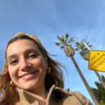 Lorena Comparato Instagram - LOS ANGELES 🩵🪽eu tenho a maior dificuldade de postar, mas eu registro tudo. TUDO! Tem gente que até se incomoda. demoro muito pra conseguir tempo de parar o meu dia a dia e postar ou botar no story. Tenho tanta coisa pra fazer! Sede de viver! Eu filmo e tiro foto de TUDO mas perco tempo demais pra postar, marcas as pessoas, colocar a legenda certa, marcar o lugar, explicar como foi, o que senti, etc. me cansa. vejo pessoas que postam o dia inteiro e tenho certa inveja - pelo menos faço terapia pra lidar com esses sentimentos - porque postar tudo de uma vez também não pode pq o algoritmo não deixa. Ahhh vaaaa! Eu to vivendo! Me deixa viver e todo mundo vai ver tudo atrasado sim, fora de ordem sim, só pedaços sim, porque o que realmente importa mesmo é viver e eu ODEIO essa ansiedade que me dá as redes sociais. Se postar, ta ruim. Tem que ser do jeito x, y, z que muda a cada dia. Se não postar, é pessimo. Sou atriz e hoje PRECISO de rede social. Preciso? Que pena. Tudo isso pra dizer que minha viagem tá chegando ao fim, que eu choro em avião e eu já to com saudades ✨