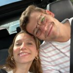 Lorena Comparato Instagram - LOS ANGELES 🩵🪽eu tenho a maior dificuldade de postar, mas eu registro tudo. TUDO! Tem gente que até se incomoda. demoro muito pra conseguir tempo de parar o meu dia a dia e postar ou botar no story. Tenho tanta coisa pra fazer! Sede de viver! Eu filmo e tiro foto de TUDO mas perco tempo demais pra postar, marcas as pessoas, colocar a legenda certa, marcar o lugar, explicar como foi, o que senti, etc. me cansa. vejo pessoas que postam o dia inteiro e tenho certa inveja - pelo menos faço terapia pra lidar com esses sentimentos - porque postar tudo de uma vez também não pode pq o algoritmo não deixa. Ahhh vaaaa! Eu to vivendo! Me deixa viver e todo mundo vai ver tudo atrasado sim, fora de ordem sim, só pedaços sim, porque o que realmente importa mesmo é viver e eu ODEIO essa ansiedade que me dá as redes sociais. Se postar, ta ruim. Tem que ser do jeito x, y, z que muda a cada dia. Se não postar, é pessimo. Sou atriz e hoje PRECISO de rede social. Preciso? Que pena. Tudo isso pra dizer que minha viagem tá chegando ao fim, que eu choro em avião e eu já to com saudades ✨