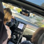 Lorena Comparato Instagram - LOS ANGELES 🩵🪽eu tenho a maior dificuldade de postar, mas eu registro tudo. TUDO! Tem gente que até se incomoda. demoro muito pra conseguir tempo de parar o meu dia a dia e postar ou botar no story. Tenho tanta coisa pra fazer! Sede de viver! Eu filmo e tiro foto de TUDO mas perco tempo demais pra postar, marcas as pessoas, colocar a legenda certa, marcar o lugar, explicar como foi, o que senti, etc. me cansa. vejo pessoas que postam o dia inteiro e tenho certa inveja - pelo menos faço terapia pra lidar com esses sentimentos - porque postar tudo de uma vez também não pode pq o algoritmo não deixa. Ahhh vaaaa! Eu to vivendo! Me deixa viver e todo mundo vai ver tudo atrasado sim, fora de ordem sim, só pedaços sim, porque o que realmente importa mesmo é viver e eu ODEIO essa ansiedade que me dá as redes sociais. Se postar, ta ruim. Tem que ser do jeito x, y, z que muda a cada dia. Se não postar, é pessimo. Sou atriz e hoje PRECISO de rede social. Preciso? Que pena. Tudo isso pra dizer que minha viagem tá chegando ao fim, que eu choro em avião e eu já to com saudades ✨