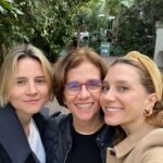 Lorena Comparato Instagram - LOS ANGELES 🩵🪽eu tenho a maior dificuldade de postar, mas eu registro tudo. TUDO! Tem gente que até se incomoda. demoro muito pra conseguir tempo de parar o meu dia a dia e postar ou botar no story. Tenho tanta coisa pra fazer! Sede de viver! Eu filmo e tiro foto de TUDO mas perco tempo demais pra postar, marcas as pessoas, colocar a legenda certa, marcar o lugar, explicar como foi, o que senti, etc. me cansa. vejo pessoas que postam o dia inteiro e tenho certa inveja - pelo menos faço terapia pra lidar com esses sentimentos - porque postar tudo de uma vez também não pode pq o algoritmo não deixa. Ahhh vaaaa! Eu to vivendo! Me deixa viver e todo mundo vai ver tudo atrasado sim, fora de ordem sim, só pedaços sim, porque o que realmente importa mesmo é viver e eu ODEIO essa ansiedade que me dá as redes sociais. Se postar, ta ruim. Tem que ser do jeito x, y, z que muda a cada dia. Se não postar, é pessimo. Sou atriz e hoje PRECISO de rede social. Preciso? Que pena. Tudo isso pra dizer que minha viagem tá chegando ao fim, que eu choro em avião e eu já to com saudades ✨