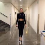 Lorena Gómez Instagram - Anoche escribí este texto que escucháis por si algún día necesitáis usarlo. Guárdalo para recordarte que eres increíblemente valiente. Feliz Lunes familia 🤍 Jueves 23/11 os espero en @teatroeslava a las 21h
