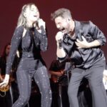 Lorena Gómez Instagram - Si yo pudiera verte, mamá. Contarte cómo estoy, cantarte esta canción, poder tenerte enfrente… Hoy duele un poquito más que ayer. Siempre en mi mente y en mi corazón. De la mano y caminando juntas. Te echo DEMASIADO de menos 😢 Gracias amigo @miguelpoveda por tanto 🤍 Y gracias al maestro @juan_habichuela_nieto por regalarnos su talento esa noche tan especial 🤍