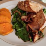 Lorena Herrera Instagram - Empieza la semana con una receta deliciosa facil de hacer y super saludable!! Para 1porcion: *180 grms de filete o Posta de mahi mahi ( dorado) o Mero, robalo, corbina etc *1taza de espinacas *Cebolla en rebanadas Para la salsa: 2cuch soperas de salsa de soya 4cuch soperas de agua y media cuch sopera de miel de abeja Sirve con camote asado con aceite de coco o arroz al vapor o verduras depende de tu dieta! #recipes #healthyrecipies #healthyfood #healthylifestyle #lowcarb #lowcalorie #highprotein #felizlunes #feliziniciodesemana 💜