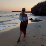 Lorena Herrera Instagram – Disfruta! Hay demasiadas cosas,momentos, personas para hacerlo! Lo que Realmente importa es la actitud que uno tiene ante la vida,  a veces puedes tenerlo todo y no disfrutar, ni ser feliz! #felizjueves  #beach #playa #travel 🌴🌴