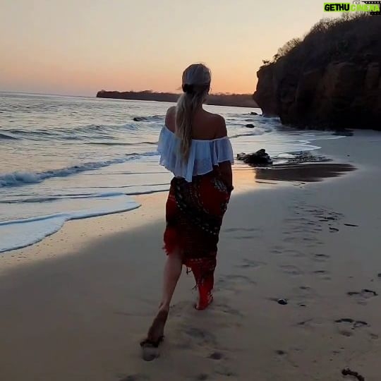 Lorena Herrera Instagram - Disfruta! Hay demasiadas cosas,momentos, personas para hacerlo! Lo que Realmente importa es la actitud que uno tiene ante la vida, a veces puedes tenerlo todo y no disfrutar, ni ser feliz! #felizjueves #beach #playa #travel 🌴🌴