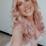 Lorena Herrera Instagram - Me puse en el pelito un tono rosa-gold les gusta?? Qué tengamos un día hermoso, dónde veamos en muchas de las situaciones que se nos presentan Oportunidades para ser mejores! Gracias por estar aquí!🙏 Ya escuchaste #mujerona y #andoeneltop ?? Recuerda que #SiempreReynas2 está por @netflixlat Te va a encantar! #felizjueves #laQuePuedePuede #music #loquenosumaseva #SiNoSumasTevas