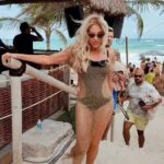 Lorena Herrera Instagram – Ellaaaaaa dándolo todo en su último día de la vacaciooooon!!!😨😭🏖️🏖️🏖️🏖️🏖️ Trabajar para  vivir, nunca al contrario!!!!
#felizjueves #beach  #playa #vacations #travel #mexico #rivieramaya