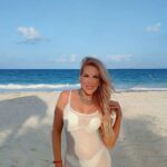 Lorena Herrera Instagram - Qué te gusta más? Fotos o videos? A mí totalmente videos, las fotos casi no me gustan 😵‍💫🤣🤣 Aquí las últimas para que no se queden en el olvido! Qué siempre tengamos presente qué la vida es la Gran escuela para crecer y transformarnos en mejores personas, pero eso dependerá de nosotros ,de tener esa Consciencia y de encontrar la enseñanza en las situaciones que tenemos diariamente! ( porque siempre la hay) Aunque si procuramos trabajar en nuestra Paciencia y Tolerancia te aseguro avanzaremos bastante! 😀 Gracias @cataloniaresorts @happy.jaky @ottoppppp Por estos mágicos días!!🙏 #felizmiercoles #becatalonia #playa #beach #travel #mex #costamujeres #cancun
