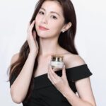Lorene Ren Instagram - 撫紋、提拉、緊緻，這組太好用了！ TRUE TISANE這組奇蹟逆齡修護組，真的很逆齡，保濕滋潤卻完全不會黏膩 ! @truetisane_tw 補骨脂精粹是雙層22:78黃金油水比例設計， 上層抗老撫紋，下層保濕鎖水， 對於魚尾紋、法令紋都有效， 使用時搖一搖，就能快速被皮膚吸收。 搭配全株人蔘萃取的絲綢霜， 含有蠶絲蛋白及獨特的滑子菇多醣體， 有種拉絲的延展性，能在皮膚上形成保護膜， 滋潤撫紋修護，讓你看起來更年輕❤️ 這一組我和媽媽都都非常喜歡， 也非常推薦給你們唷～ 現在還有雙11最低5折的優惠， 可以趕快試試喔! TRUE TISANE購買網址： https://www.truetisane.coｍ #TRUETISANE #草本體驗