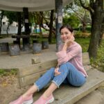 Lorene Ren Instagram - 關懷女性健康，從日常做起，SKECHERS已連續14年，以捐款、公益活動等方式，投入乳癌防治議題的宣導。每年也推出不同經典系列的粉紅絲帶限定款，GO WALK ARCH FIT ，作為SKECHERS最具代表性的健走鞋系列，在鞋側後方置入了象徵關懷女性健康的粉紅絲帶，讓購買者，都可以在穿著之餘，也為公益盡一份心力。 #SKECHERS #坐不住的年輕人 #GoWalkArchFit #與妳一起癒見幸福 #乳癌防治月