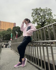Lorene Ren Instagram - 今年的第一個月咻的一下就要結束了 想問候一聲”你好嗎?” 相信一切都是最好的安排 喜怒哀樂各種情緒都是成長的養分 心裡的調適與平安 時間會幫忙 為我們彼此加油打氣💪🏻 一起迎接新的一個月到來～ #SKECHERS #坐不住的年輕人 #GORUN #MAXCUSHIONIGELITE #ULTRAGO #AIRCOOLED #ORTHOLITE #舒適