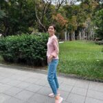 Lorene Ren Instagram - 關懷女性健康，從日常做起，SKECHERS已連續14年，以捐款、公益活動等方式，投入乳癌防治議題的宣導。每年也推出不同經典系列的粉紅絲帶限定款，GO WALK ARCH FIT ，作為SKECHERS最具代表性的健走鞋系列，在鞋側後方置入了象徵關懷女性健康的粉紅絲帶，讓購買者，都可以在穿著之餘，也為公益盡一份心力。 #SKECHERS #坐不住的年輕人 #GoWalkArchFit #與妳一起癒見幸福 #乳癌防治月