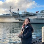 Lorene Ren Instagram - 第一次的road trip🚗 這趟美西行特別租了車 因為想感受一下road trip 其中一站來到聖地牙哥 圖6圖7的衣服季節特別不一樣 是因為我今年因緣際會去了兩次😆 一次冬天，一次秋天 圖1：聖地牙哥景點最多的就是海景海景海景，我好喜歡在海邊看夕陽🌅 圖2：海洋世界門口跟芝麻街合照 圖3：會看鏡頭的海龜！ 圖4：拉荷雅海灣的海獅超多，每隻都慵懶慵懶的，還可以跟他們一起游泳🏊 圖5：巴爾波公園好大好美，可以順便去動物園走走，只是腳可能會走到快斷掉🥹 圖6：中途島號博物館我真的大推，可以走進只有在電影裡才看得到的航空母艦 圖7：我也是會拍蠻有(ㄉㄧㄡ)趣(ㄌㄧㄢˇ)照片的🤣 圖8：從洛杉磯前往聖地牙哥路上的Manhattan Beach Pier 圖9：拉斯維加斯篇忘了放的胡佛水壩