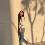 Lorene Ren Instagram - 假期來了🏖️ 輕巧的出門曬曬太陽吧 好喜歡陽光灑落的光影 就像一幅畫😍 這週末有什麼安排了嗎？ 有沒有要跟家人朋友吃烤肉呀？ #SKECHERS #坐不住的年輕人 #GOWALKFLEX #SLIPINS #ULTRAGO #舒適