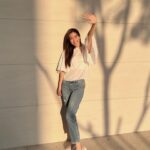 Lorene Ren Instagram - 假期來了🏖️ 輕巧的出門曬曬太陽吧 好喜歡陽光灑落的光影 就像一幅畫😍 這週末有什麼安排了嗎？ 有沒有要跟家人朋友吃烤肉呀？ #SKECHERS #坐不住的年輕人 #GOWALKFLEX #SLIPINS #ULTRAGO #舒適