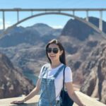 Lorene Ren Instagram - 第一次的road trip🚗 這趟美西行特別租了車 因為想感受一下road trip 其中一站來到聖地牙哥 圖6圖7的衣服季節特別不一樣 是因為我今年因緣際會去了兩次😆 一次冬天，一次秋天 圖1：聖地牙哥景點最多的就是海景海景海景，我好喜歡在海邊看夕陽🌅 圖2：海洋世界門口跟芝麻街合照 圖3：會看鏡頭的海龜！ 圖4：拉荷雅海灣的海獅超多，每隻都慵懶慵懶的，還可以跟他們一起游泳🏊 圖5：巴爾波公園好大好美，可以順便去動物園走走，只是腳可能會走到快斷掉🥹 圖6：中途島號博物館我真的大推，可以走進只有在電影裡才看得到的航空母艦 圖7：我也是會拍蠻有(ㄉㄧㄡ)趣(ㄌㄧㄢˇ)照片的🤣 圖8：從洛杉磯前往聖地牙哥路上的Manhattan Beach Pier 圖9：拉斯維加斯篇忘了放的胡佛水壩