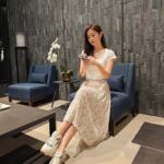 Lorene Ren Instagram - 最近晚上的天氣 有秋天到了的感覺🍂 走外面散散步好舒服😌 話說是因為連假要來了 車況比平常的週五下班還要塞車🚗 大家準備好要迎接連假了嗎？ 到底是我的錯覺 還是路上真的比平常塞車呢？ #SKECHERS #坐不住的年輕人 #DLITES #HYPERBURST #舒適