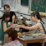 Lorene Ren Instagram - #山裡來了熊孩子 夏令營正式迎來了小熊孩子們🐻 彼此認識的過程 摸索著該怎麼互動 “獎勵制度”真是幫助快速融入的好方法 原本興致缺缺的小朋友 聽到有獎勵眼睛都亮了 我一打七個小孩也沒問題😎 話說這天錄完影回到家整個累癱 無敵佩服能跟小朋友玩一天的大人們 應該會越來越上手吧 請祝福我們😂 週六晚8點 台視主頻 週日晚8點 東森綜合台 週日晚10點 中華電信MOD / LINE TV / MyVedio / Hami 快點給我一些帶小孩的好方法和建議吧🤩