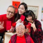 Lorene Ren Instagram - 年初二🧨 任家人來拜年囉👨‍👩‍👧‍👧👶🏻🧧 中午陪媽媽回娘家 外婆已經102歲囉 身體依舊很健康 只是有點失智了 我收下外婆給的壓歲紅包後 自己也有準備紅包給外婆 她一開始不收，說「等妳開始賺錢再包給我」 我強調說「外婆，我已經工作很多年囉」 她才很開心的收下紅包～ 過沒有十分鐘外婆又要給我紅包 因為她忘記剛剛已經給過了 也忘了我剛剛包紅包給她😂 平安健康就是福❤️ 祝福我的外婆也祝福大家唷～