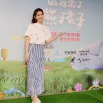 Lorene Ren Instagram - 與大小熊孩子們一起度過的快樂暑假 讓容容姐姐開心又崩潰的各種瞬間 明天要播出囉🥳 敬請鎖定 山裡來了熊孩子🐻 台視每週六晚間8點 東森每週日晚間8點 中華電信MOD、MyVideo、LINE TV 每週日晚間10點 一起歡樂一夏☀️ @ebc.naughtykids @Kenzo @tun_grp @lesnereidesparis