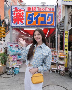 Lorene Ren Instagram - 相信大家都和我一樣
只要到日本旅行一定會安排的行程之一
就是逛藥妝店大買特買吧🥳
 
這次出外景當然也不例外囉！
安排到日本超人氣也超好買的大國藥妝
每次只要到藥妝店
除了化妝品.食品
我必買的就是保健品了！
 
升級版的Chocola BB極緻膠原錠
與原本的膠原錠相比
膠原蛋白和維生素C都有增量
它是使用來自魚的膠原蛋白胜肽
小分子、好吸收
而維生素C
則是可以促進膠原蛋白形成～
維生素B群
有助於維持能量正常代謝和皮膚健康
 
此外，還多了500億個植物性乳酸菌和鐵！
這些都是幫助我們由內而外
持續補充美麗與元氣的秘密武器唷🥰
 
也和我分享看看，你們去藥妝店必買的東西是什麼呢～
 
#ChocolaBB 
#ChocolaBBCollagenPremium 
#ChocolaBB極緻膠原錠 
#ChocolaBBCollagen 
#大國藥妝
