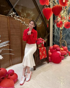 Lorene Ren Instagram - 農曆新年假期開始囉🥳
新衣服新鞋子準備好了嗎？
穿上紅紅的新衣
搭配龍年開運鞋👟
踏出新年的幸運步伐
先祝大家假期快樂！好運龍齁哩🐲

#SKECHERS #坐不住的年輕人 #UNO #CNY #舒適