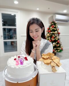Lorene Ren Instagram - 🎂🥳 最幸福的就是一家人在一起❤️ 祝我生日快樂✌🏻