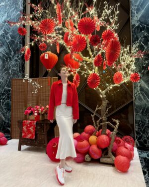 Lorene Ren Instagram - 農曆新年假期開始囉🥳
新衣服新鞋子準備好了嗎？
穿上紅紅的新衣
搭配龍年開運鞋👟
踏出新年的幸運步伐
先祝大家假期快樂！好運龍齁哩🐲

#SKECHERS #坐不住的年輕人 #UNO #CNY #舒適