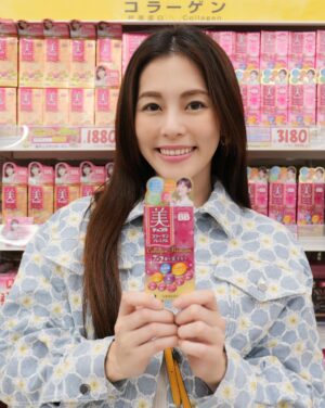 Lorene Ren Instagram - 相信大家都和我一樣
只要到日本旅行一定會安排的行程之一
就是逛藥妝店大買特買吧🥳
 
這次出外景當然也不例外囉！
安排到日本超人氣也超好買的大國藥妝
每次只要到藥妝店
除了化妝品.食品
我必買的就是保健品了！
 
升級版的Chocola BB極緻膠原錠
與原本的膠原錠相比
膠原蛋白和維生素C都有增量
它是使用來自魚的膠原蛋白胜肽
小分子、好吸收
而維生素C
則是可以促進膠原蛋白形成～
維生素B群
有助於維持能量正常代謝和皮膚健康
 
此外，還多了500億個植物性乳酸菌和鐵！
這些都是幫助我們由內而外
持續補充美麗與元氣的秘密武器唷🥰
 
也和我分享看看，你們去藥妝店必買的東西是什麼呢～
 
#ChocolaBB 
#ChocolaBBCollagenPremium 
#ChocolaBB極緻膠原錠 
#ChocolaBBCollagen 
#大國藥妝