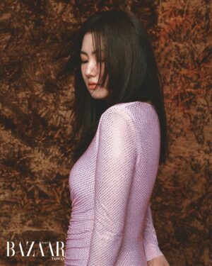 Lorene Ren Instagram - 身為演藝圈姊妹花最佳代表，Selina #任家萱 與 #任容萱 的好感情眾人皆知，本月BAZAAR邀來兩人暢談姊妹情誼，看看這對任氏姊妹最日常，以及讓人一秒噴淚的真摯情感💓

@lorenejen 跟我們分享了一段浮誇卻催淚的回憶，「我記得那時後是蠻久沒見面，因為彼此工作關係常常錯過相聚的時光，但那一天正好我們都會在同一個機場，只是我是出境，而姊姊是入境，我就趕緊查她的航班資訊，跑到她的入境登機口外面，深怕會錯過。」

Selina回想起那天情節眼泛淚光說：「我一看到她的身影就立刻噴淚，但我們中間隔著一道玻璃牆，那時候才感覺原來世界上最遙遠的距離，是我看得到你，但我抱不到你。」在機場上演十八相送戲碼，也被旁人笑說「真是最浮誇的姊妹花」！

Photography_KUO HUAN KAO　Realization_NICOLE CHUNG　
Make-up_LYRA XIE @so.easystudio (Selina)、JIMY @backstage__makeup (Lorene)　
hair_ARES @80sstudio (Selina)、XENTER HUANG @chicshockhair (Lorene)　text_TZU WEI LIU
Art design_BILL CHANG @bechangerr 
Fashion_  @Balmain、@charleskeith_tw、Chloé、@lesnereides_taiwanofficial 、 @selfportraittaiwan @tun_grp、@pedroshoes_Taiwan

追蹤 @harpersbazaar_tw 看更多獨家專訪

#2024BAZAAR情人節 #BAZAAR情人節 #情人節  #selfportraittw #selfportraittaiwan #lesnéréidestaiwan #lesnéréidestw #tungrp