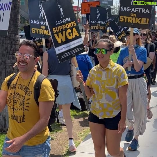 Lorenza Izzo Instagram - Mornings are for picketing #sagaftra @sagaftra @wgawest