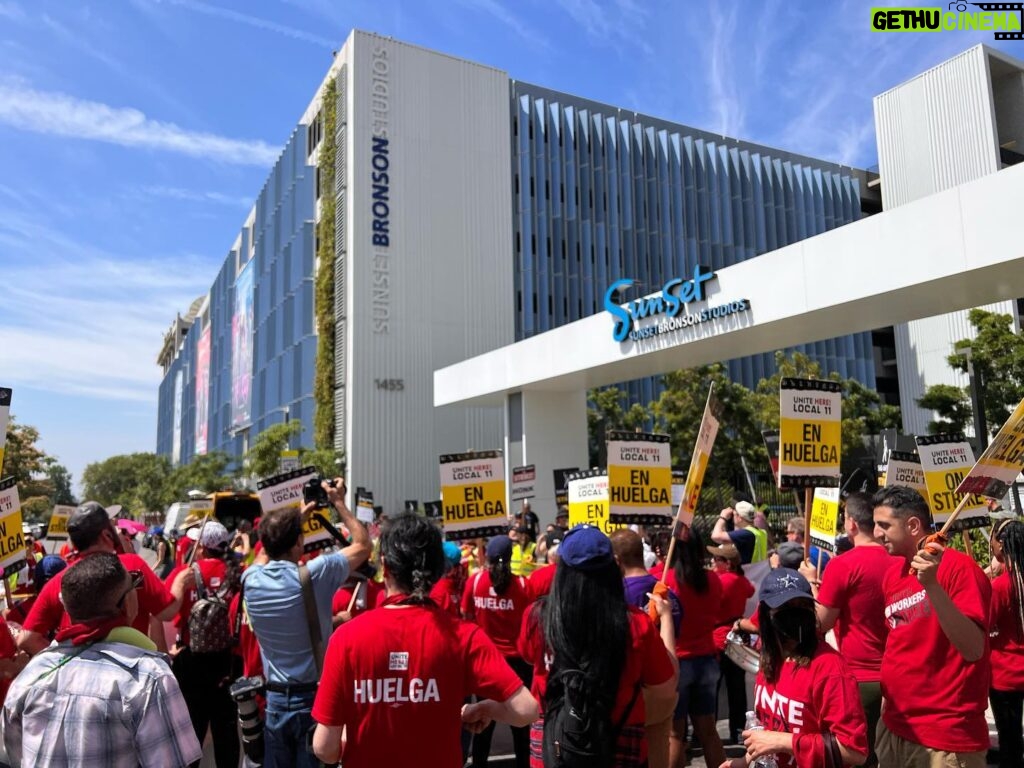 Lorenza Izzo Instagram - Mornings are for picketing #sagaftra @sagaftra @wgawest