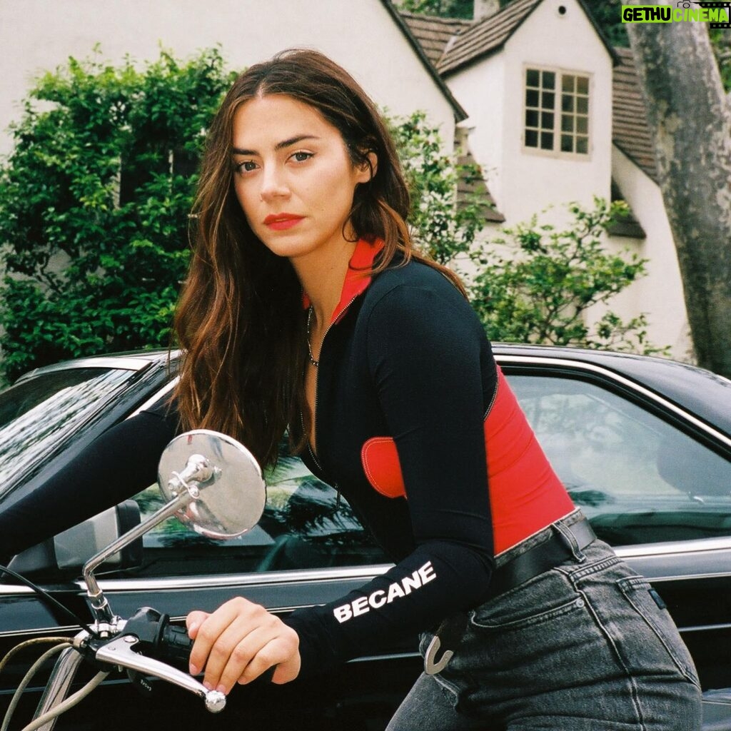 Lorenza Izzo Instagram - @becaneparis 🏍️ con las chicas