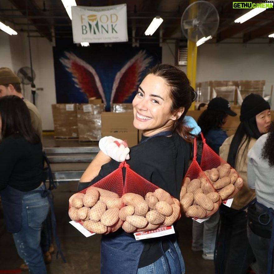 Lorenza Izzo Instagram - Happy #NationalVolunteerMonth! I volunteered with @FeedingAmerica and the @LAFoodbank - It’s fun, fulfilling, and food banks need our help. You too can #volunteer with Feeding America and help #makeadifference - contact your local food bank to learn more about opportunities. 🥔