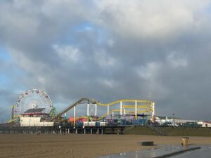 Lori Petty Instagram - - six-mile walk #venice #santamonica #nofilter 🌧️😝☀️
#loveyousomuch