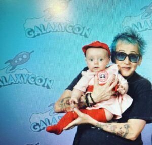 Lori Petty Instagram - - thx 2 my fans...old and very new 😘 thx @gilbertboyas @primetimeappearances @galaxyconraleigh I love U more than color TV 😜🎉😘